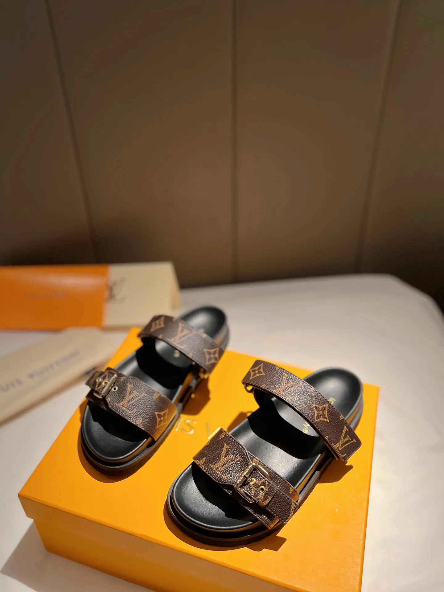 👟👟Ex-factory price P👟👟Ex-factory price P380👟👟 LV | Louis Vuitton ²⁰²³ 𝐬𝐬 🧡💚2023 spring and summer new style top version⚠️ The counter features the latest hot-selling slippers, hard goods are new🆕 ❥Purchase level! Full of high-end feel! A popular model among bloggers at home and abroad, it’s retro and fashionable and looks amazing on your feet! Mainly recommended model on the official website★ ━━━━━ ЅᏇєєt ━━━━━ ▪️Upper: original custom-made presbyopic fabric ▪️Lining: imported sheep leather ▪️Outsole: original ultra-light foam sole ▪️Shoe size: 35 to 43